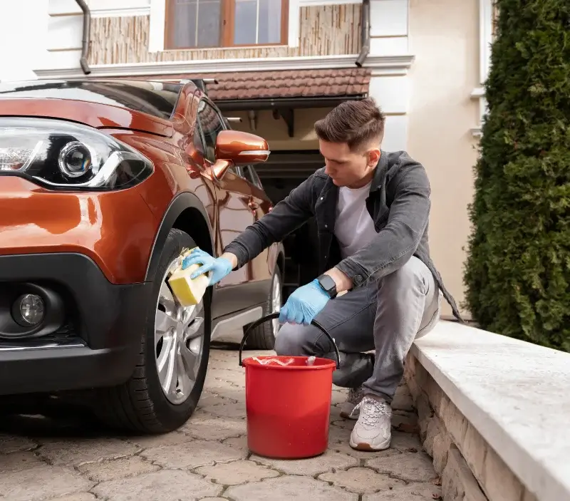 Lavage auto à domicile Baupte : professionnel intervenant sur un véhicule
